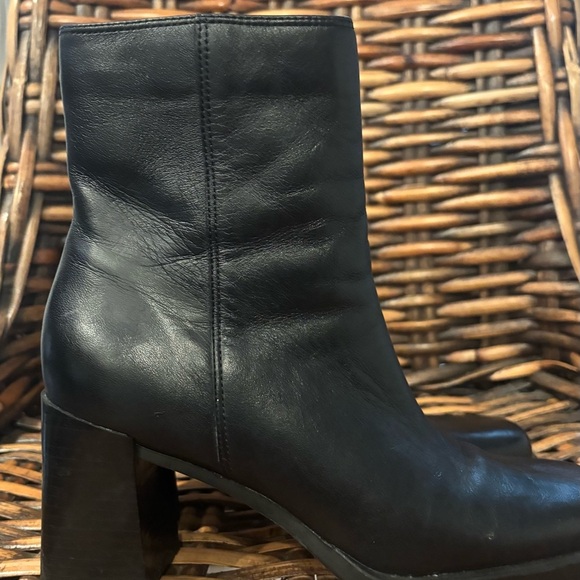 Amanda Smith Black Leather Heeled Ankle Booties  in size 7. Great condition - Picture 11 of 16